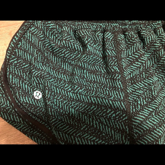 Lululemon make a move shorts green black printed 2 - Picture 2 of 5